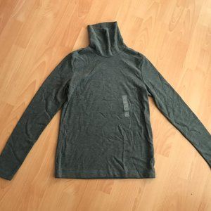 NEW WITH TAGS! SET OF TWO Uniqlo turtleneck sweaters DARK GRAY + WHITE